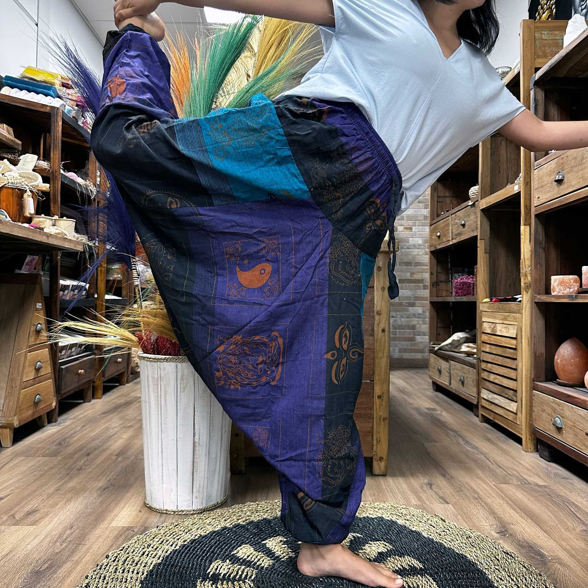 Pantaloni da yoga e da festival - modello Aladdin con stampa himalayana su base viola