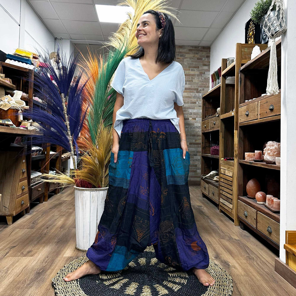 Pantaloni da yoga e da festival - modello Aladdin con stampa himalayana su base viola