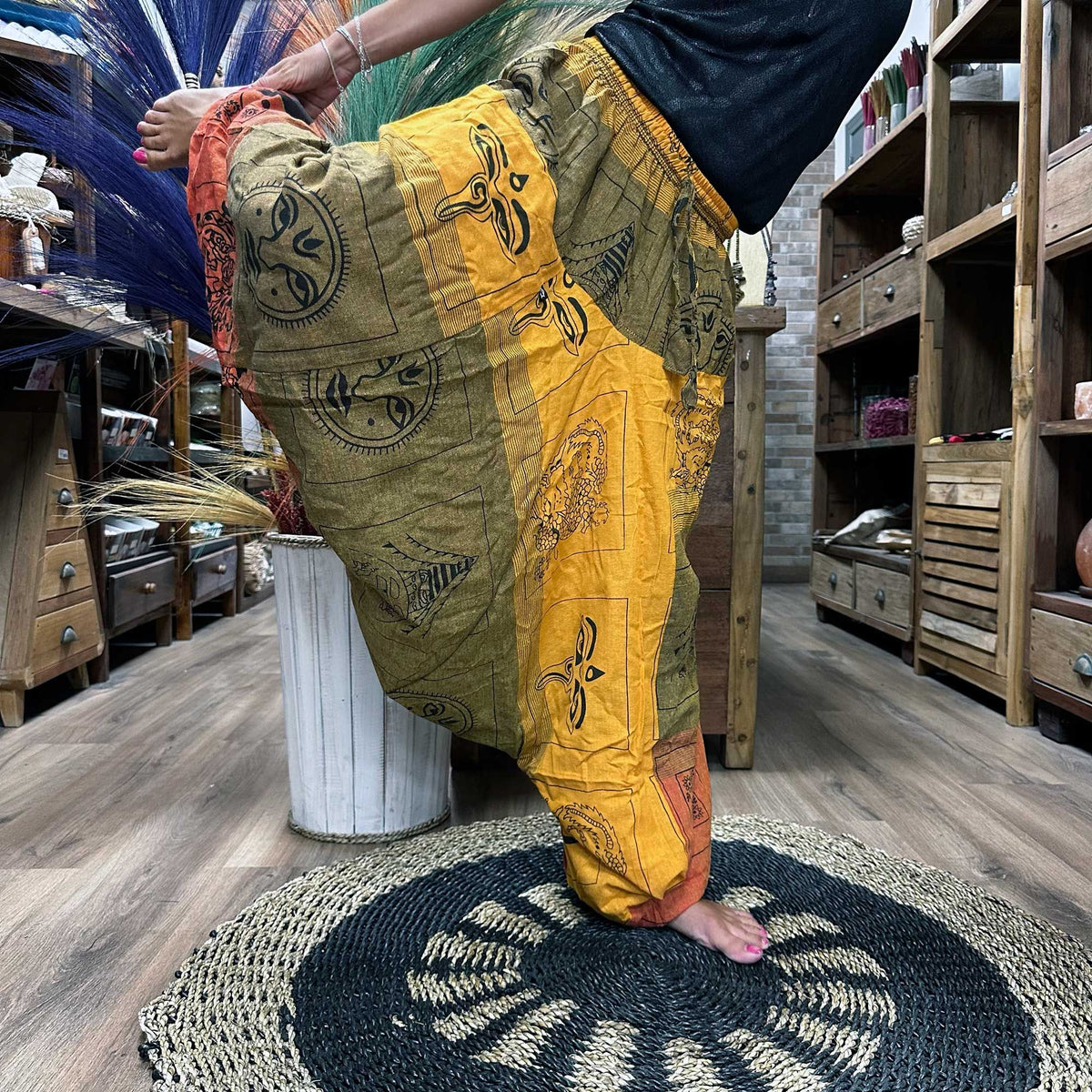 Pantaloni da yoga e da festival - Modello Aladdin con stampa himalayana su fondo arancione