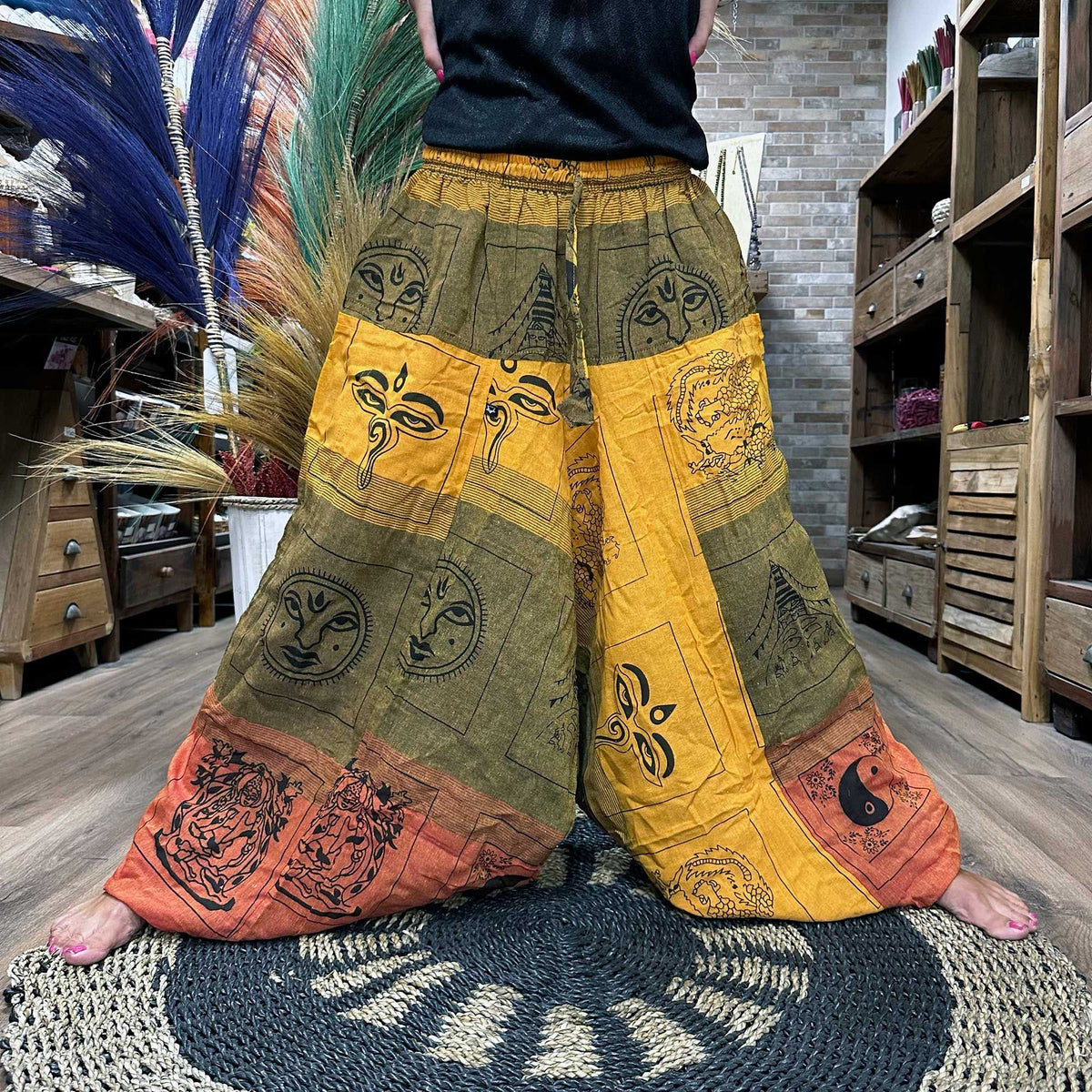 Pantaloni da yoga e da festival - Modello Aladdin con stampa himalayana su fondo arancione