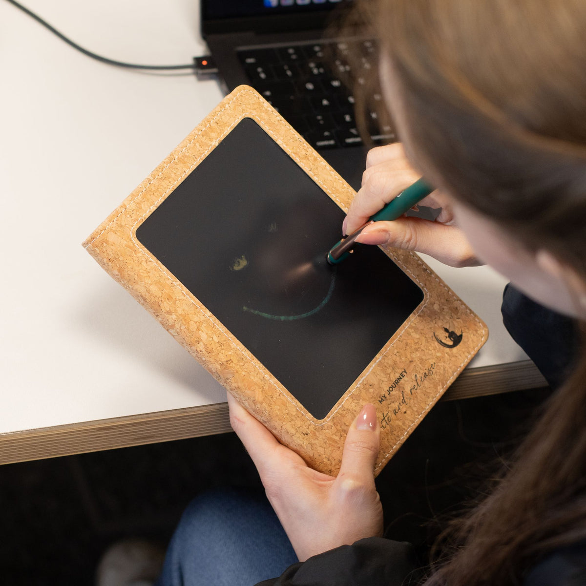 Taccuino A5 «Intention» – Con schermo LCD cancellabile – Effetto pelle di sughero – 160 pagine
